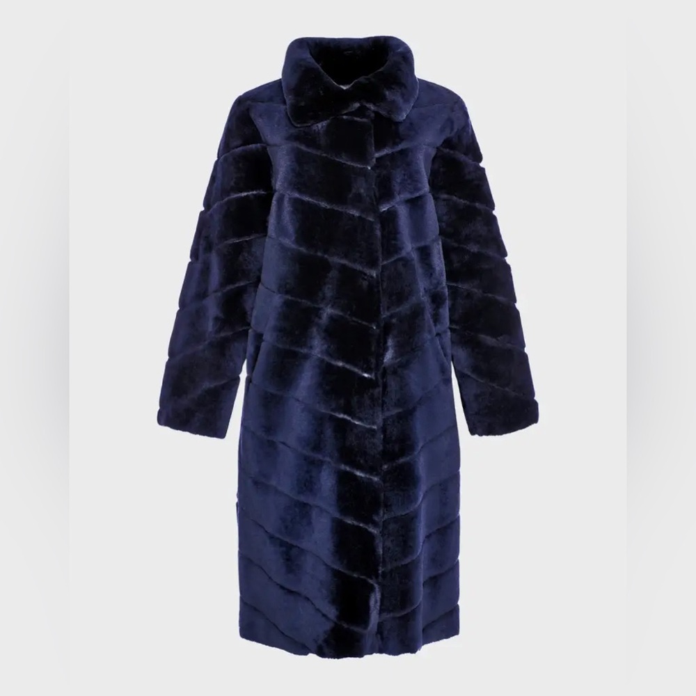 Gorski
Reversible Chevron Lamb Shearling Coat
NWT
Offer negotiated.